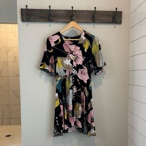 Black floral flowy dress with short sleeves right above knee with buttons - L